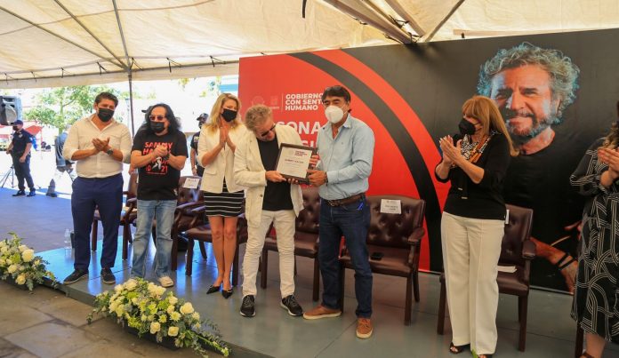 01 Entrega Alcalde Oscar Leggs Castro Reconocimiento A Sammy Hagar Como Primera “Persona Distinguida De Los Cabos” 3