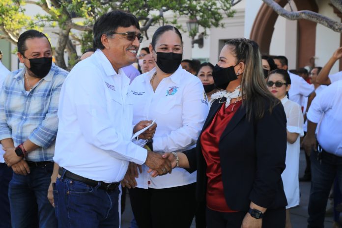 01 Cumple Alcalde Oscar Leggs Hace Entrega De 2 Camiones, Uno Para La Delegación De Miraflores Y Otro Más Al SMDIF Los Cabos2