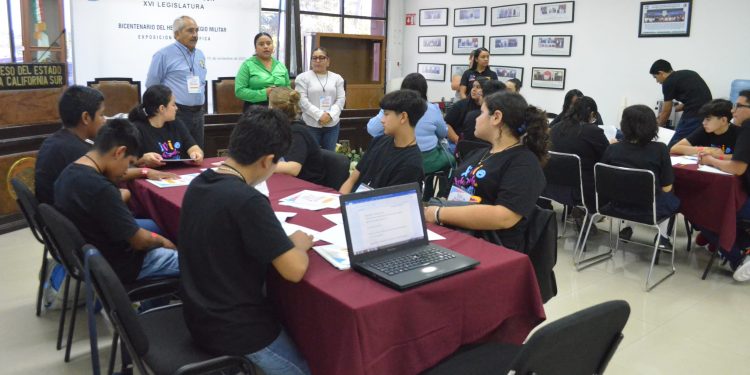 · Realizaron como primera actividad las mesas de trabajo para la elaboración de propuestas e iniciativas, posteriormente efectuaron una mesa de diálogo con el Gobernador del Estado y finalmente eligieron a quienes integrarán la Mesa Directiva del XVI Parlamento de la Juventud Sudcaliforniana