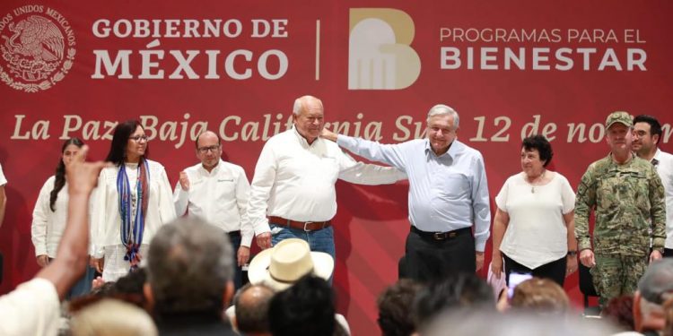 El presidente López Obrador reiteró que se mantendrán y fortalecerán todos los programas que actualmente benefician a 25 millones de personas de todo México y en Baja California Sur a 130 mil familias, lo que representa una inversión social de 2 mil 544 millones de pesos, por lo que aseguró, que avanza la transformación del estado y del país.