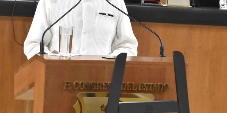 En representación del Congreso, el diputado Armando Martínez Vega precisó que, Gerardo Higuera, “por su capacidad de trabajo, sensibilidad social y política, como integrante de la Sexta y Novena legislatura, dio importantes resultados a la sociedad de Baja California Sur al cumplir con alteza de miras su tarea legislativa”.