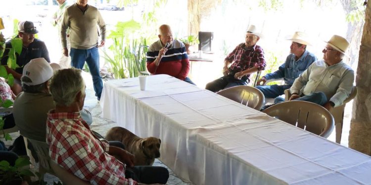 Al acudir a un encuentro con familias y productores agropecuarios de la zona de Santa Gertrudis, en el municipio de La Paz, el gobernador Víctor Manuel Castro Cosío, dijo para la administración estatal que encabeza, el contacto directo con las y los ciudadanos es y seguirá siendo lo más importante.