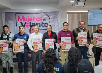 SNE-BCS LANZA CONVOCATORIA DE “MUJERES AL VOLANTE” EN COMONDÚ  •	Es la primera edición en el municipio, vigente del 15 al 30 de enero  El Gobierno del Estado a través del Servicio Nacional de Empleo de Baja California Sur (SNE-BCS) en conjunto con el Gobierno Federal y el Ayuntamiento de Comondú lanzan la convocatoria “Mujeres al Volante”, curso de manejo de camiones dirigido a mujeres que estén en la búsqueda de empleo y tengan interés en vincularse a un puesto de trabajo en el sector de transporte de personas.  Con una duración total de 120 horas, este programa consta de capacitación gratuita en temas de legislación y normatividad, educación vial, manejo a la defensiva, conocimiento general de la unidad, operación y conducción de camiones en espacios urbanos y carreteras, además de recibir instrucciones en primeros auxilios y manejo de extintores por parte de personal especializado en la materia, informó el director general del SNE-BCS, Vladimir Torres Navarro.  Destacó que dicha alternativa de capacitación busca contribuir a la economía de las mujeres, será completamente gratuita y además las primeras 10 inscritas serán acreedoras a una beca que consiste en un día de salario mínimo actualizado por cada día de asistencia. “Las interesadas en participar deberán cumplir los siguientes requisitos: ser mayor de 18 años, escolaridad mínima secundaria, 1 año mínimo de conocimiento en manejo de automóvil y tener o haber tenido licencia de automovilista”, añadió.  Al término de este curso, las participantes contarán con todas las herramientas mínimas para conducir vehículos de transporte de personal, autobuses y camiones de carga pesada; además recibirán una doble certificación: una constancia por parte de la Secretaría del Trabajo, Bienestar y Desarrollo Social, y un certificado avalado por el Instituto de Capacitación para los Trabajadores del Estado de Baja California Sur (ICATEBCS), complementó.  Torres Navarro añadió que el programa está siendo respaldado por las instancias de la Secretaría de Seguridad y Protección Ciudadana, Secretaría de la Defensa Nacional, Guardia Nacional, Secretaría de Salud, Protección Civil, el Servicio Nacional de Empleo de BCS, ICATEBCS, Ayuntamiento de Comondú, así como Bomberos y la Dirección General de Seguridad Pública, Policía Preventiva y Tránsito Municipal.   La presente convocatoria estará vigente del 15 al 30 de enero del presente año y las interesadas deberán acudir a las oficinas del SNEBCS en Ciudad Constitución que se encuentran en Carretera Transpeninsular km 212.5 Col. Vargas, teléfono 613 13 2 45 72 y 613 13 2 33 57 o a la Dirección General de Seguridad Pública, Policía Preventiva y Tránsito Municipal, ubicada en Cervantes del Río s/n Col. Centro.
