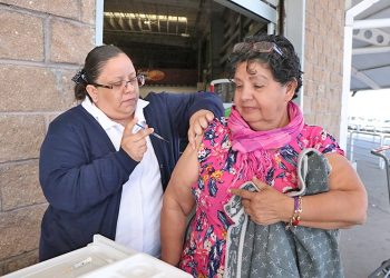 DESARROLLA SALUD ESTATAL JORNADAS DE VACUNACIÓN CONTRA INFLUENZA EN INMEDIACIONES DE SUPERMERCADOS