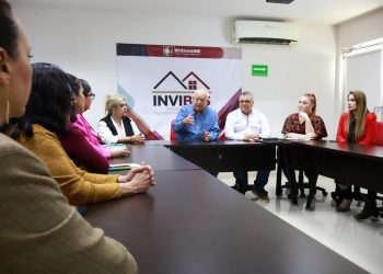 Gobernador Víctor Castro se reúne con personal de INVI