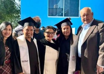 ASISTE GOBERNADOR VCC A GRADUACIÓN DE UNIVERSIDAD MUNDIAL