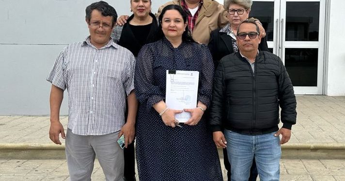 La titular de la Contraloría del Congreso del Estado, Licenciada Karla Mendoza Higuera conjuntamente con el Ingeniero Adrián Chávez Ruiz, Oficial Mayor del Poder Legislativo estatal presentaron ante la Fiscalía Anticorrupción de la Procuraduría General de Justicia del Estado, denuncia contra ex servidores públicos del Congreso del Estado, específicamente de la XV Legislatura del Congreso por hechos constitutivos que la ley señala como Delitos contra el Patrimonio del H. Congreso del Estado, por un daño patrimonial mayor a los 20 millones de pesos.