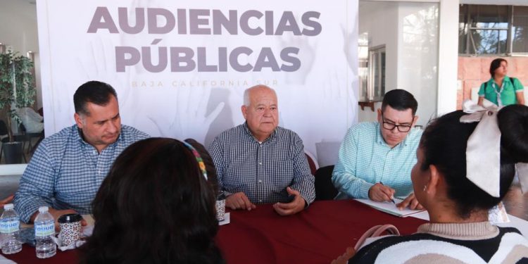 El gobernador Víctor Manuel Castro Cosío encabezó la segunda jornada de audiencias públicas, en donde reiteró su voluntad de honrar la palabra de gobernar con y para el pueblo, “porque es necesario escuchar a la gente; unirnos nos hace fuertes para continuar en la ruta de la transformación hacia un mejor bienestar”, puntualizó.