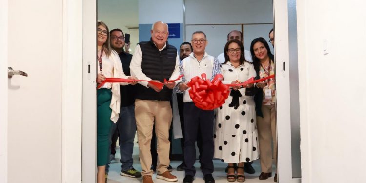 El gobernador Víctor Manuel Castro Cosío, luego de que, en compañía del director general del instituto, Pedro Zenteno Santaella hicieran entrega de equipo tecnológico.