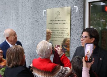 DEVELA GOBERNADOR VCC, PLACA EN HONOR A TRAYECTORIA DEL MAESTRO LUIS PELÁEZ GARCÍA