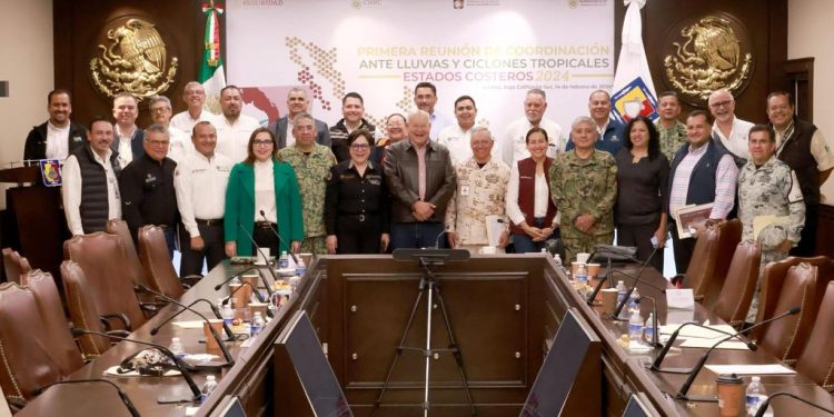 Durante la primera reunión en Baja California Sur, con representantes de estados costeros del país, Laura Velázquez Alzúa, Coordinadora Nacional de Protección Civil, presentó el nuevo Protocolo de Actuación por Amenaza de Huracán en Territorio Nacional.