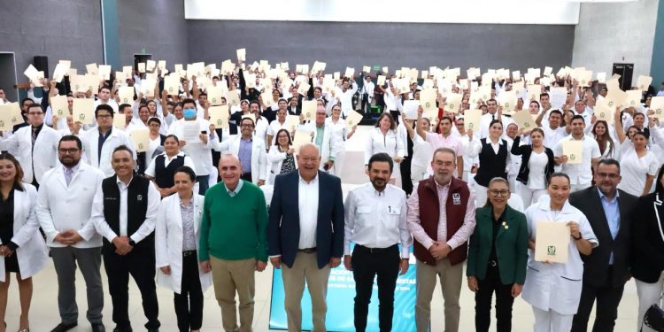 Durante la entrega simbólica realizada en el Centro de Convenciones de La Paz, el director general del Seguro Social, Zoé Robledo, y el gobernador Víctor Manuel Castro Cosío, encabezaron la entrega de 10 certificados de basificación en representación del personal de salud que laboraba en condiciones precarias y temporales.