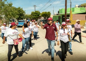 Recorren candidatos las calles de Mezquitito llevando la bandera de la 4T
