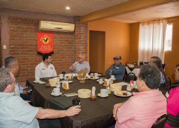 Manuel Cota presenta su candidatura ante el grupo Madrugadores de Comondú