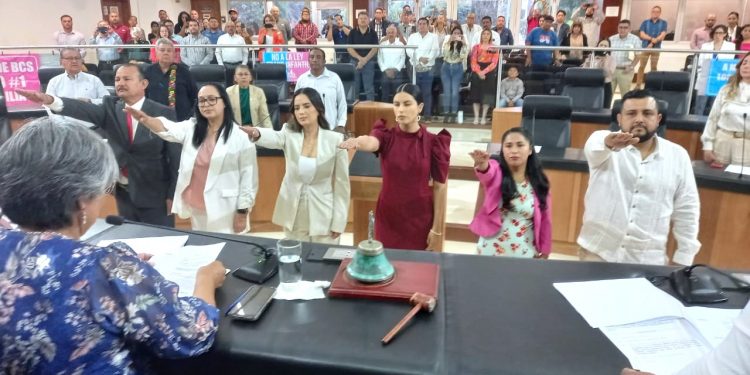 Rinden protesta diputadas y diputados suplentes en el Congreso de BCS.