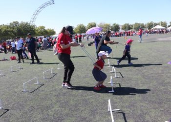 PARTICIPAN ALUMNOS Y PADRES DE FAMILIA EN CONVIVENCIA DE PREESCOLAR