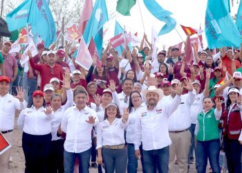 Recorren Homero Davis, Paz Ochoa y Tano Pérez la colonia Miramar de Loreto