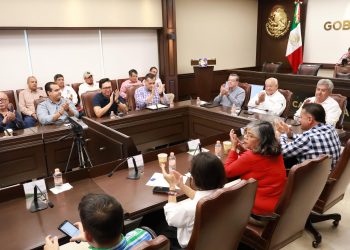 FIRMAN GOBERNADOR DE BCS Y LÍDERES SINDICALES, AUMENTO SALARIAL PARA TRABAJADORES DEL SERVICIO PÚBLICO