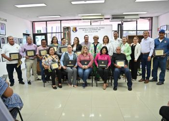 Reconocen a trabajadores del Congreso por 5 a 30 años de servicios