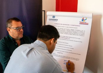 Firma Manuel Cota Acuerdo de Adhesión y Compromiso, que enumera seis puntos cruciales para Baja California Sur.