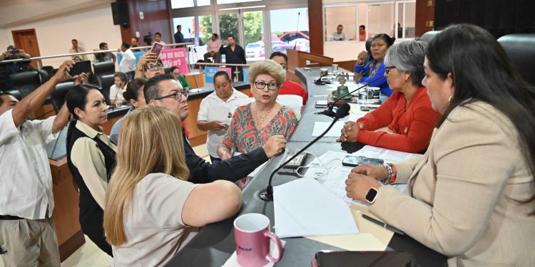 Ante la demanda de trabajadores sindicalizados, la JUGOCOPO del Congreso del Estado, luego de evaluar la factibilidad presupuestal, determinó ofrecer un incremento al estímulo al personal por la cantidad de mil pesos mensuales.