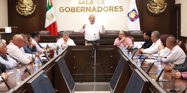 El gobernador de Baja California Sur sostuvo un encuentro con dirigentes y representantes del magisterio sudcaliforniano a quienes presentó una propuesta de atención a su demanda para cubrir el pago de quinquenios, “una respuesta respetuosa, pero sobre todo responsable y dentro de las posibilidades de esta administración”, señaló el Mandatario.