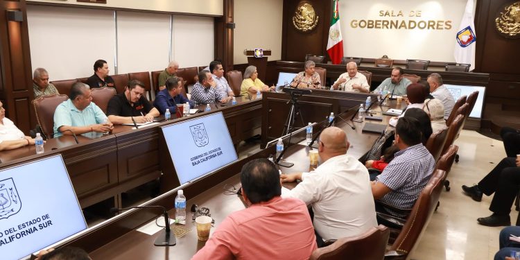 En reunión con los integrantes del Comité Ejecutivo ampliado de la sección III del Sindicato Nacional de Trabajadores de la Educación (SNTE), el gobernador de Baja California Sur presentó una contrapropuesta para atender la demanda del magisterio del pago de la gratificación quinquenal y que, a la brevedad, se retome la actividad diaria en las instituciones educativas de todo el estado.