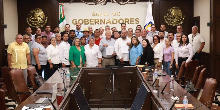 Representantes del magisterio sudcaliforniano aceptaron la propuesta del Gobierno del Estado para cubrir el pago de la gratificación quinquenal. El 65% a partir del primero de mayo y pagadero al 15 de junio del presente año y el 35% restante, el día 30 de enero de 2025, con el compromiso de volver este miércoles 22 de mayo a las aulas y las tareas administrativas, y establecer un mecanismo que permita recuperar el tiempo que se invirtió en este proceso de negociación.