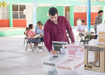 Emite su sufragio Manuel Cota  candidato morenista a diputado federal por el distrito electoral 01