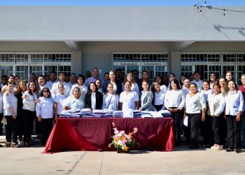 ENTREGAN UNIFORMES A PERSONAL DE ICATEBCS