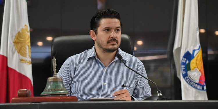 El Jefe del Ejecutivo Estatal, Víctor Manuel Castro Cosío envió este martes al Congreso del Estado, la terna para elegir a quien cubra la magistratura vacante del Tribunal de Justicia Administrativa TJA . Fue turnada por el presidente del Congreso, diputado Eduardo Van Wormer a la Comisión de Asuntos Políticos