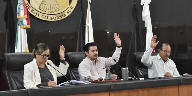 El presidente de la Mesa Directiva del Congreso del Estado, diputado Eduardo Van Wormer Castro clausuró los trabajos del primer periodo extraordinario este jueves 18 de julio.