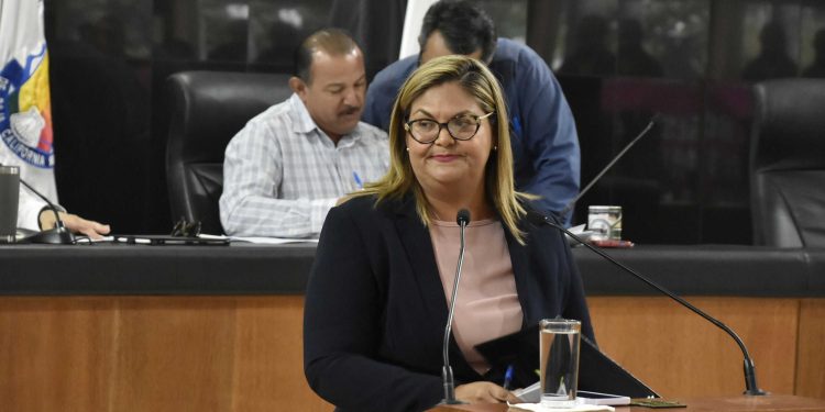 Con 15 votos a favor el pleno del Congreso del Estado eligió en sesión extraordinaria a la licenciada Rebeca Barrera Amador, como magistrada del Tribunal de Justicia Administrativa en el Estado de Baja California Sur, quien en próxima fecha tomará protesta.