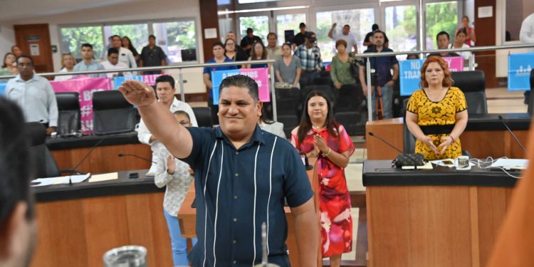 El ciudadano José de Jesús Lozano Rivera, tomó protesta este martes en sesión extraordinaria como integrante de la Comisión de Selección que nombra a los integrantes del Comité de Participación Ciudadana del Sistema Anticorrupción del Estado de BCS.