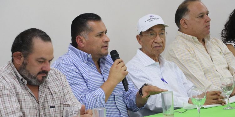 El secretario General de Gobierno, José Saúl González Núñez, sostuvo encuentro con representantes de la Confederación Revolucionaria de Obreros y Campesinos (CROC) en la entidad, encabezados por el dirigente nacional, Isaías González Cuevas, con quienes abordó temas en materia de movilidad, transporte, labor social, protección civil y trabajo.