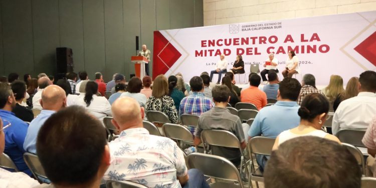 El gobernador Víctor Manuel Castro Cosío sostuvo un encuentro, a mitad del camino, con servidores públicos de su administración para reflexionar sobre el desempeño obtenido en los tres primeros años de la responsabilidad de servir a las y los ciudadanos de Baja California Sur.