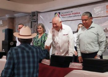 ENTREGVMCC ESTÍMULOS A PERSONAL DE APOYO Y ASISTENCIA A LA EDUCACIÓN EN BCS