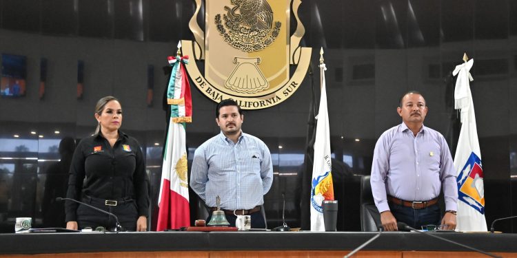 El presidente de la Mesa Directiva de la Diputación Permanente del Congreso del Estado, Eduardo Van Wormer Castro, anunció que en los próximos días, la XVI Legislatura le rendirá un homenaje póstumo al Profesor Armando Trasviña Taylor, quien falleció el pasado 2 de agosto en Guadalajara Jalisco  y fue presidente del Congreso Constituyente en 1974-75.