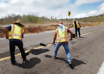 INICIA GOBIERNO DE BCS BACHEO SOBRE LA CARRETERA TRANSPENINSULAR