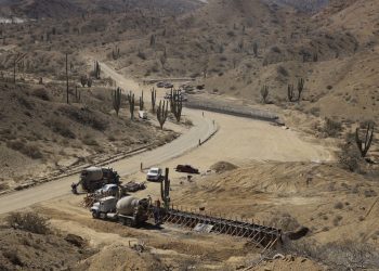 SUPERVISAN CONSTRUCCIÓN DE LA CARRETERA BAHÍA TORTUGAS – PUNTA EUGENIA