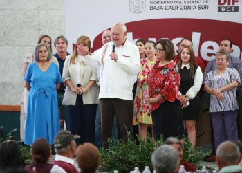 RECONOCE GOBERNADOR DE BCS A LAS Y LOS ABUELITOS EN SU DÍA