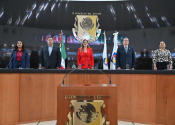Arranca la nueva XVII legislatura. Con mayoría aplastante de 19-2(abstenciones) eligen a Karina Olivas Parra como presidenta de primer periodo ordinario de sesiones.