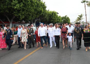 ENCABEZA VÍCTOR MANUEL CASTRO COSÍO DESFILE CÍVICO-MILITAR CONMEMORATIVO AL 16 DE SEPTIEMBRE