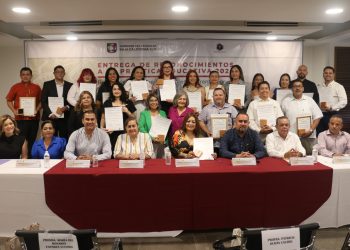 ENTREGAN RECONOCIMIENTOS Y MEDALLAS A 20 DOCENTES DE BCS POR SU PRÁCTICA EDUCATIVA