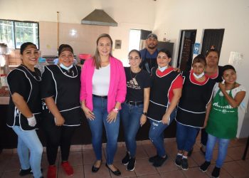 Recorre directora del DIF, Linda Montaño, los “Desayunadores Escolares” en San José del Cabo