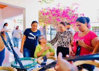 INICIÓ EL CURSO DE ELABORACIÓN DE CORONAS DE MUERTOS EN EL INSTITUTO MUNICIPAL DE LAS MUJERES DE LORETO
