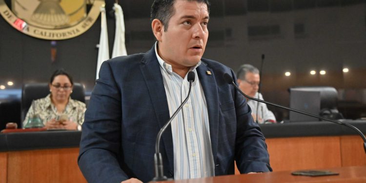 El Diputado Christian Fabrizio del Castillo Miranda (PRI), propuso inscribir con Letras Doradas, en uno de los Muros de Honor de la Sala de Sesiones “Gral. José María Morelos y Pavón”, del Poder Legislativo de Baja California Sur, el nombre de María Luisa Salcedo Morales, Diputada Constituyente.