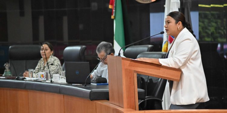 os diputados Guadalupe Vázquez Jacinto y Rafael Silva Leal, celebraron el momento histórico de México, al contar con la primera presidenta mujer.