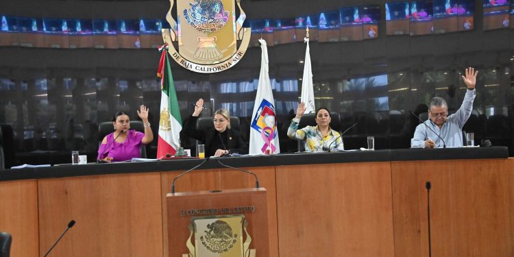 La presidenta de la Mesa Directiva del Congreso, diputada Karina Olivas Parra turnó la minuta constitucional en materia de salarios mínimos a la Comisión de Puntos  Constitucionales y de Justicia