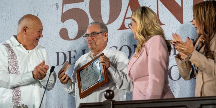 Fueron celebrados los primeros 50 años de Baja California Sur como entidad federativa en sesión pública solemne, llevada a cabo por los tres poderes del Estado, en la explanada de la Plaza de la Reforma del palacio de gobierno.